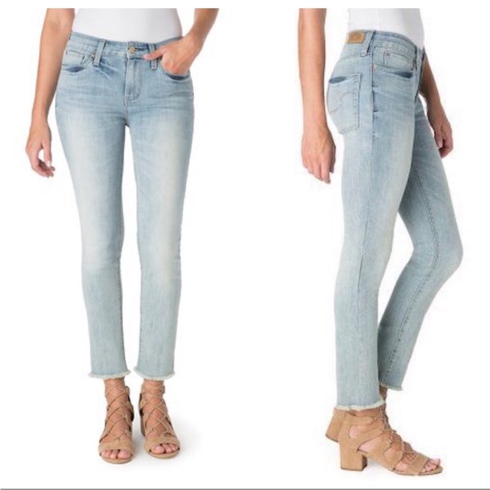 NWOT signature by Levi’s light wash high rise ankle straight leg jeans 8/29